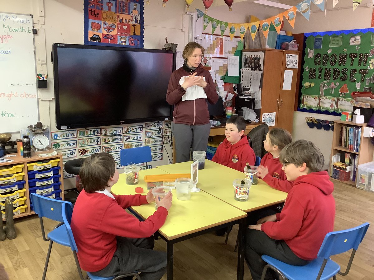 KnelstonPrimary's tweet photo. Blwyddyn 4/5 try to make dyes from the plants they have collected with Dawn #naturedays #knspart #knspout #knspsci Da iawn pawb! https://t.co/k8PlvxKnuo