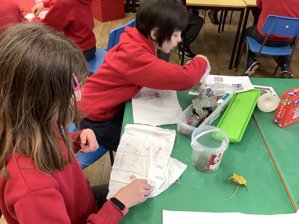KnelstonPrimary's tweet photo. Blwyddyn 4/5 try to make dyes from the plants they have collected with Dawn #naturedays #knspart #knspout #knspsci Da iawn pawb! https://t.co/k8PlvxKnuo