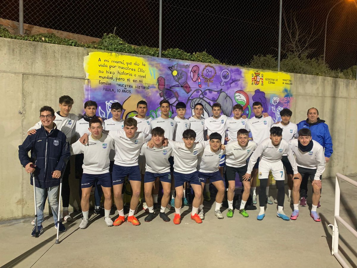 cdzonanorte's tweet photo. Nuestro Juvenil Nacional se quiso fotografiar ayer junto al grafiti realizado en el muro de uno de los aparcamientos del Manuel Sánchez Granado, con motivo del Día de la Mujer, celebrado la semana pasada, que pretende sensibilizar sobre la igualdad de género. 💜💙#OrgulloNorteño https://t.co/NYGbqqC7qR