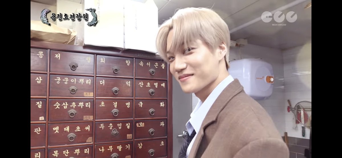 EXOGlobal's tweet photo. [VIDEO] 230316 Kai is here~ Kai is here~ Kai made a comeback! [YongJinho's Health Center EP.01]-#KAI
▶️ https://t.co/RgVGadVs2m

#EXO #엑소 @weareoneEXO https://t.co/fzul6yYiWt
