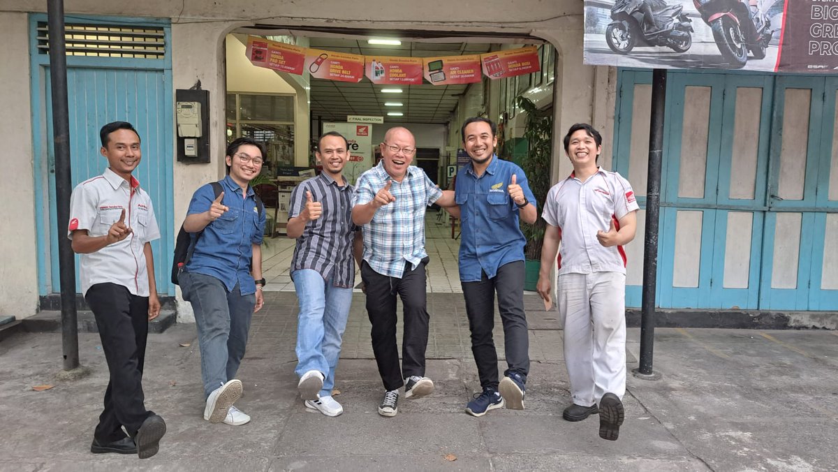 FFainusa's tweet photo. Haha hihi bersama Pak Yefta &amp; team, salah satu pemilik AHASS tertua di Indonesia,  lokasi di kota Magelang  

Mohon maaf nyolek  mas Yai @yusuf_ch, Gus idola saya, yg gak tau kapan saya bisa sungkem, ternyata sahabat karibnya Pak Yefta..😊😊😊 https://t.co/tQJMpt8Y98