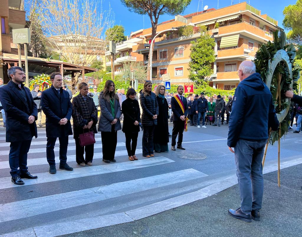 Oggi, 45 anni dopo, siamo come ogni anno qui, in Via Fani, per ricordare e onorare Aldo Moro insieme agli agenti Oreste Leonardi, Domenico Ricci, Raffaele Iozzino, Giulio Rivera e Francesco Zizzi. Teniamo sempre viva la loro memoria per costruire un futuro senza violenza e