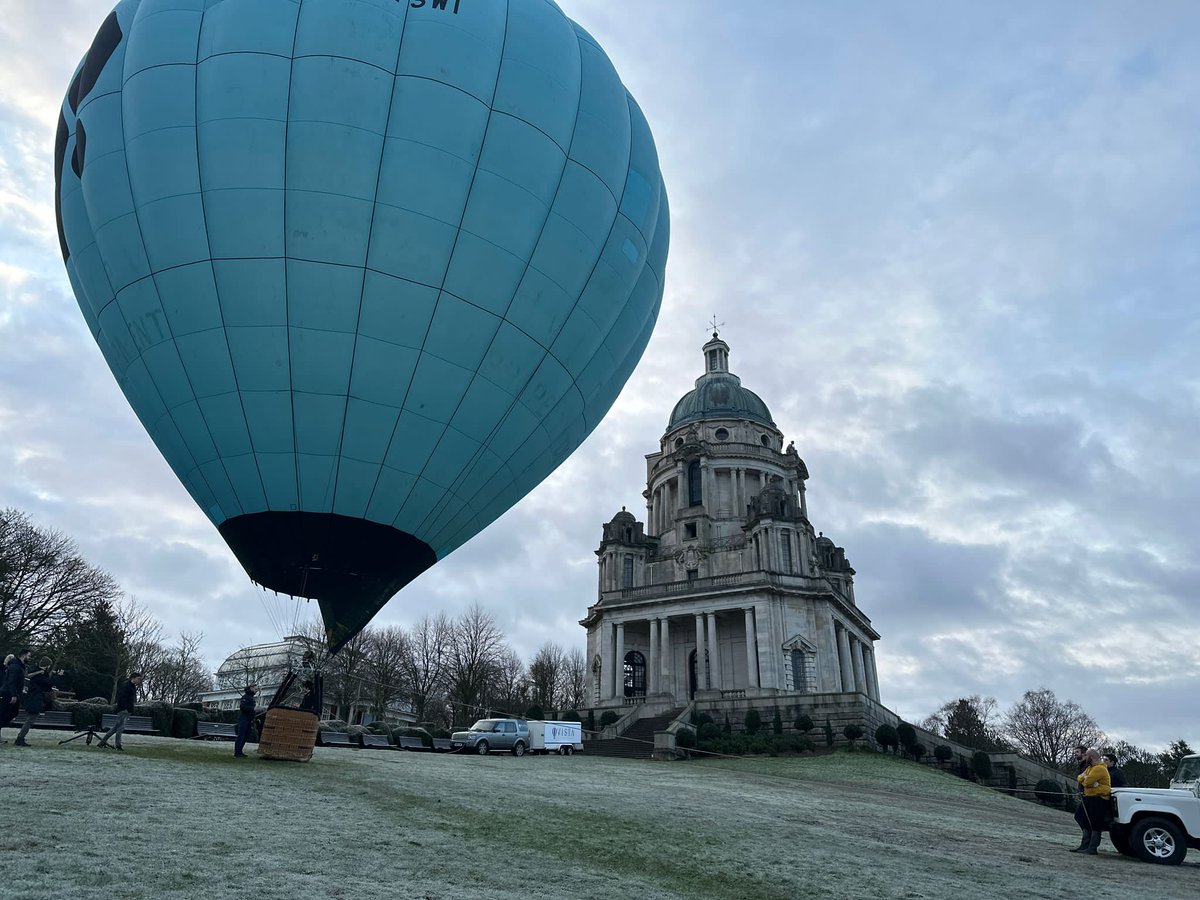 We've obtained more photos from yesterday's mysterious early morning balloon flight at @WilliamsonPark, apparently it was visible around 7 miles away. The Ashton Memorial and Balloon look great in the frosty early morning air. 😍