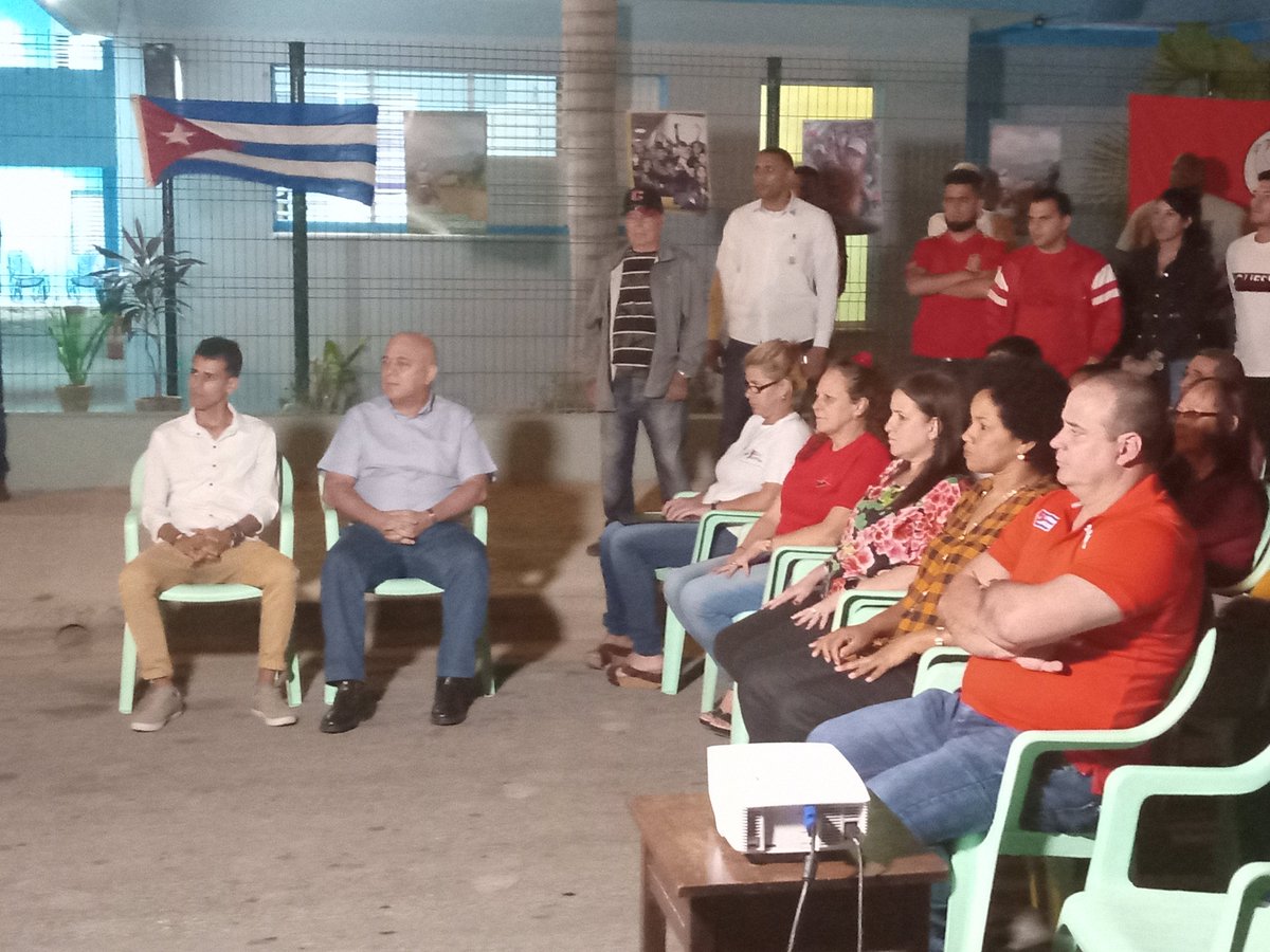 DrRobertoMOjeda's tweet photo. Anoche sostuvimos cálido intercambio con pobladores del Consejo Popular "La Juanita", en el municipio #Cienfuegos. Múltiples fueron las muestras de apoyo a los candidatos a diputados @AsambleaCuba, a las elecciones nacionales, a la Revolución y a #Cuba. Por eso #MejorEsPosible https://t.co/0JaRbLgRq3