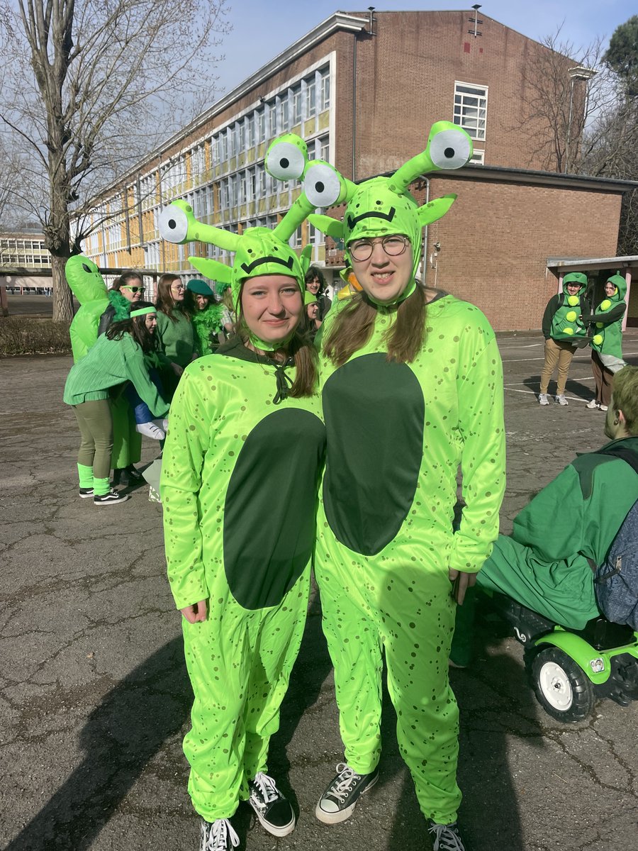 Faidherbe_Lille's tweet photo. Aujourd'hui c'est la célébration de l'Agreen par les élèves de BCPST, la couleur verte est de rigueur !  😃🌲🐸 🍀🪴🥦🥬🥒🫑🍏💚👏👍 https://t.co/jf2dzvSzO5