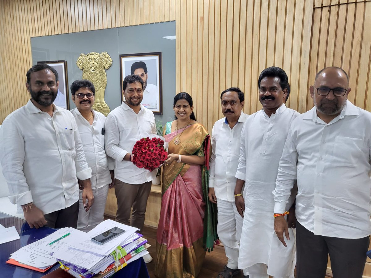 srinivas_kavuru's tweet photo. MLC గా ఎన్నికైన సందర్భంగా ఈ రోజు విజయవాడ లో మన రాష్ట్ర హోంశాఖ మంత్రివర్యులు సోదరి తానేటి వనిత గారిని మర్యాదపూర్వకంగా కలవడం జరిగింది. https://t.co/XbyVV6SuDi