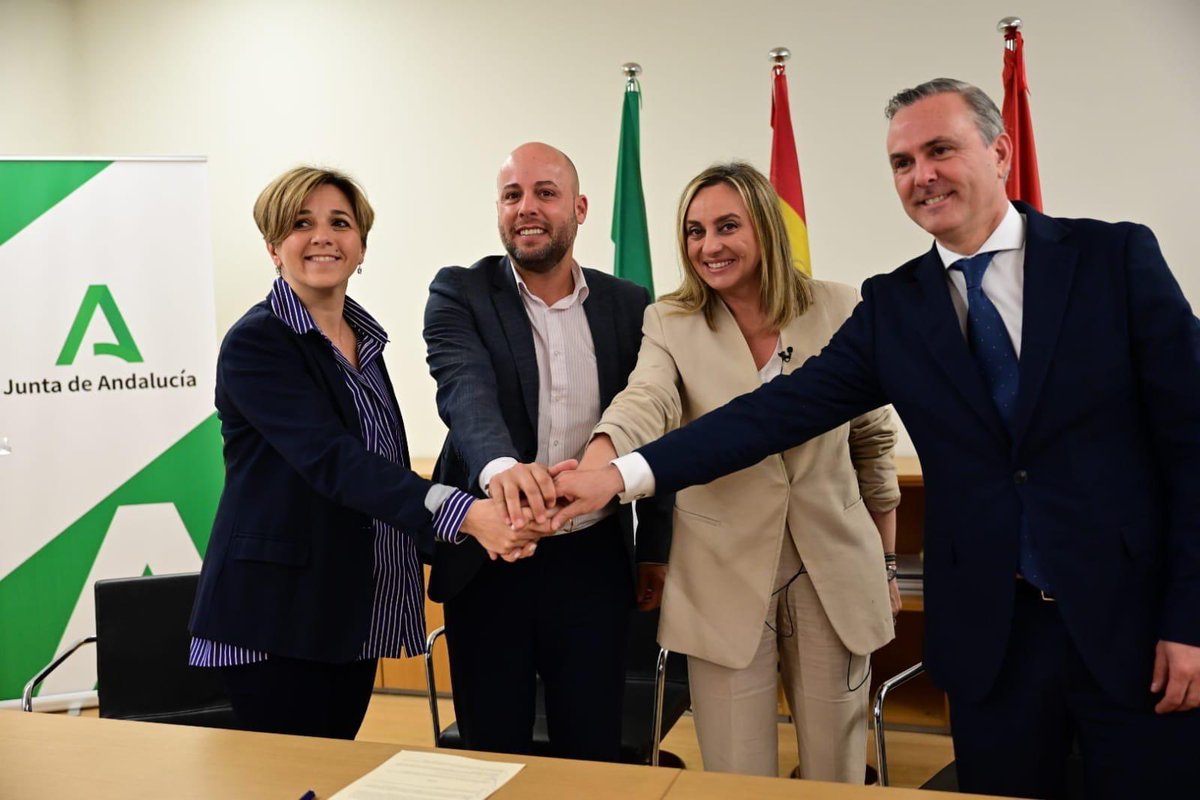 estefanogijares's tweet photo. Hoy firmamos un protocolo de colaboración Ayto de Ogíjares y Junta de Andalucía para impulsar el desarrollo de la segunda fase de Fundación PTS - Parque Tecnológico,que tiene un papel estratégico para la economía

Apostamos por un crecimiento que atraiga a empresas y cree #empleo https://t.co/f4ebFHhQR7