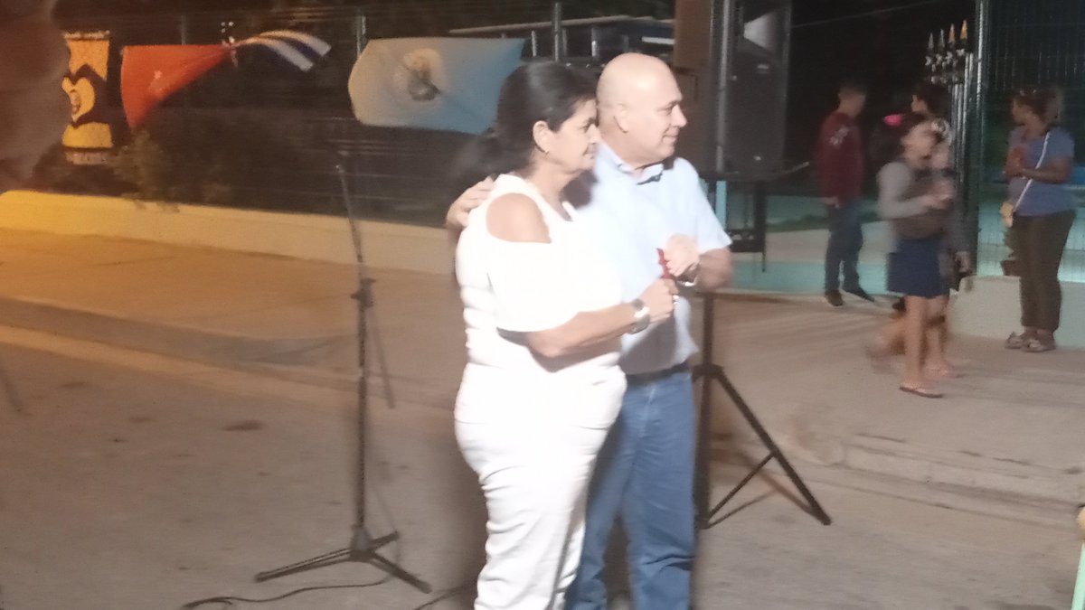 DrRobertoMOjeda's tweet photo. Anoche sostuvimos cálido intercambio con pobladores del Consejo Popular "La Juanita", en el municipio #Cienfuegos. Múltiples fueron las muestras de apoyo a los candidatos a diputados @AsambleaCuba, a las elecciones nacionales, a la Revolución y a #Cuba. Por eso #MejorEsPosible https://t.co/0JaRbLgRq3