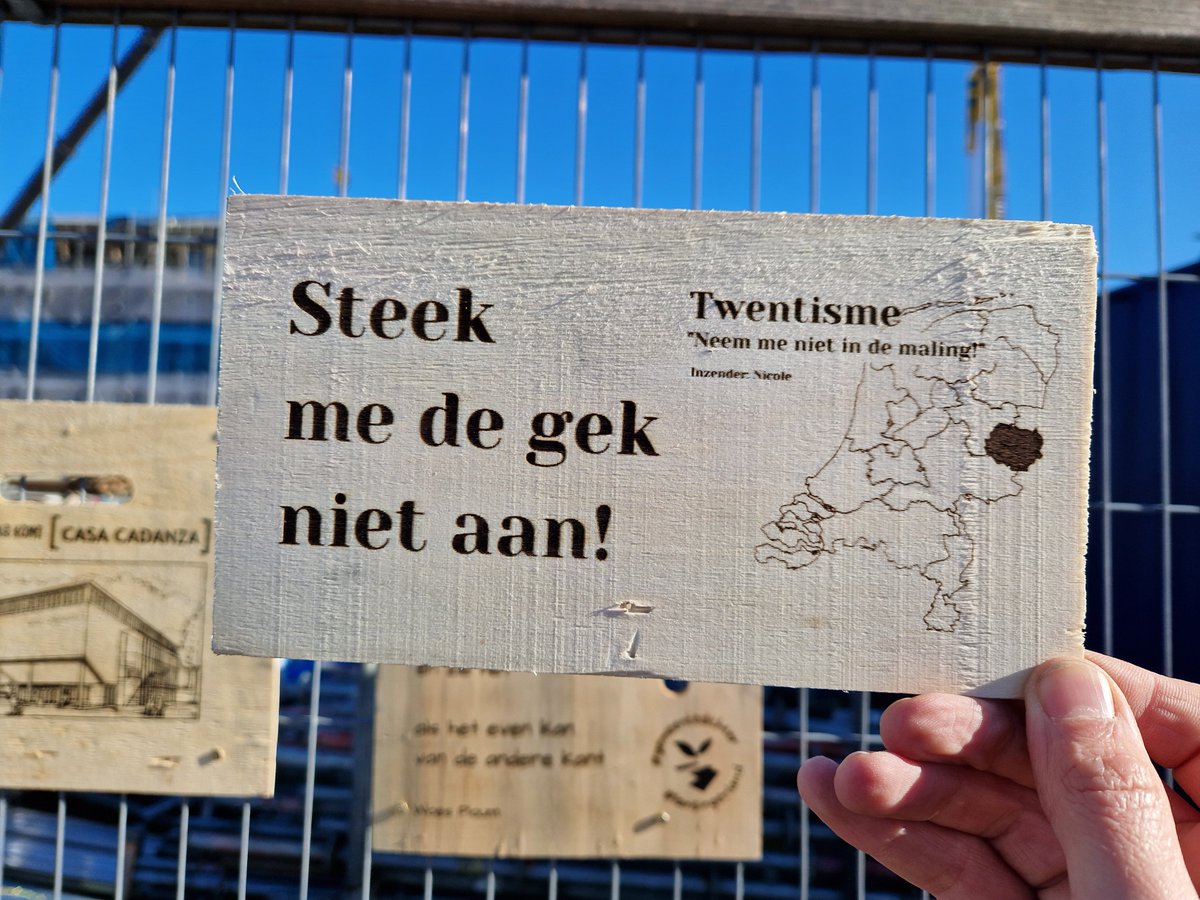 Het nieuwe thema voor het Hekkendicht is "Wereldwijs en Eigenaardig" 

Stuur een gedicht of leuke of inspirerende tekst uit je moedertaal op en wie weet komt ie op het hek te hangen!

#casacadanza #berkelenrodenrijs