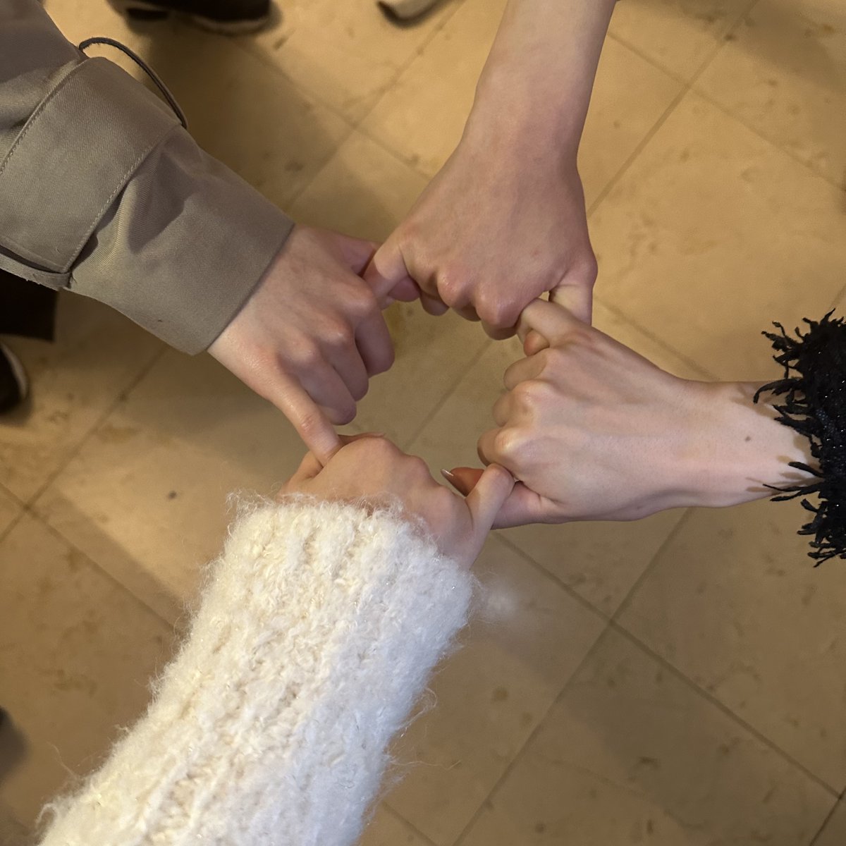 Party_Rockets's tweet photo. 先日「山活なりの甲子園」に向けてリハーサルを行いました🎉
セットリストも決まって準備万端です！
皆様に会えるのを楽しみにしています☺️
誰が誰の手かわかりますか。。？

2023年3月22日(水)
17:45/18:20@OSAKA MUSE
「山活なりの甲子園」
🎫チケット
https://t.co/6bmxcdmhXq https://t.co/u22XeRADvQ