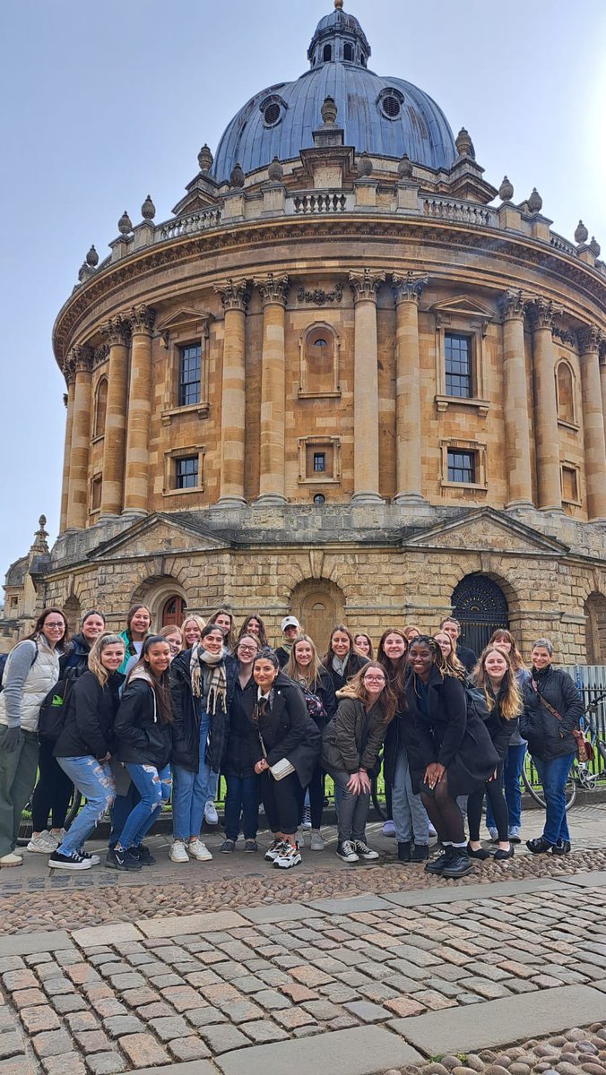 nicolerosa's tweet photo. Spent yesterday exploring Oxford and hanging out with Paddington Bear 🐻 https://t.co/0GO8JLl6mJ