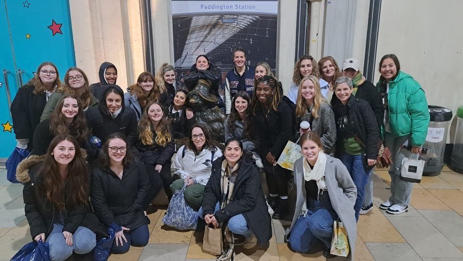 nicolerosa's tweet photo. Spent yesterday exploring Oxford and hanging out with Paddington Bear 🐻 https://t.co/0GO8JLl6mJ
