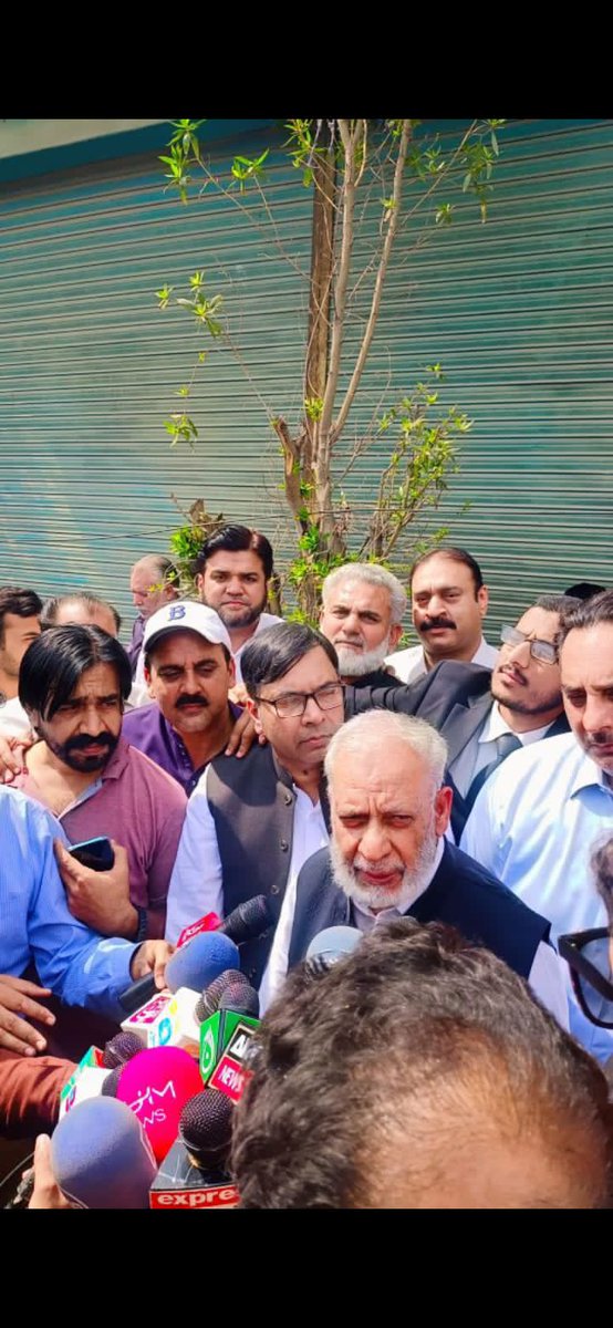 ijaz_chairman's tweet photo. قائد کی بہادر بیٹی @MaryamNSharif کےکاغذات نامزدگی بیرسٹر عثمان ابراہیم #MNA شاہد عثمان ابراہیم اور سٹی صدر گوجرانولہ #PomiBut جمع کرواتے ہوئے
نواز شریف کی بیٹی کو ان شاء اللہ گوجرانوالہ میں بھاری اکثریت سے کامیاب کروائیں گے
میاں تیرا چاہنے والا گوجرانولہ 💞 https://t.co/lssKtLh1bx