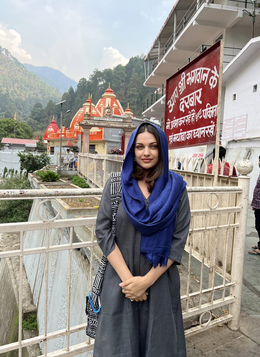 Himanshi khurana tweet media