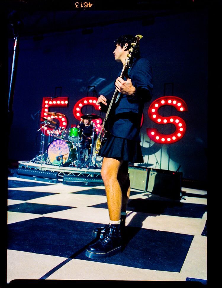 memyselfanduh's tweet photo. Calum with skirt. 
a small but necessary thread 🧵 https://t.co/aOTprp7JNx