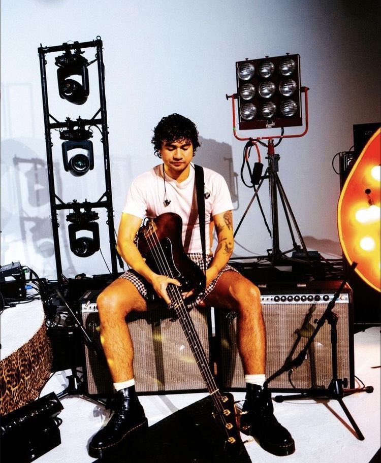 memyselfanduh's tweet photo. Calum with skirt. 
a small but necessary thread 🧵 https://t.co/aOTprp7JNx