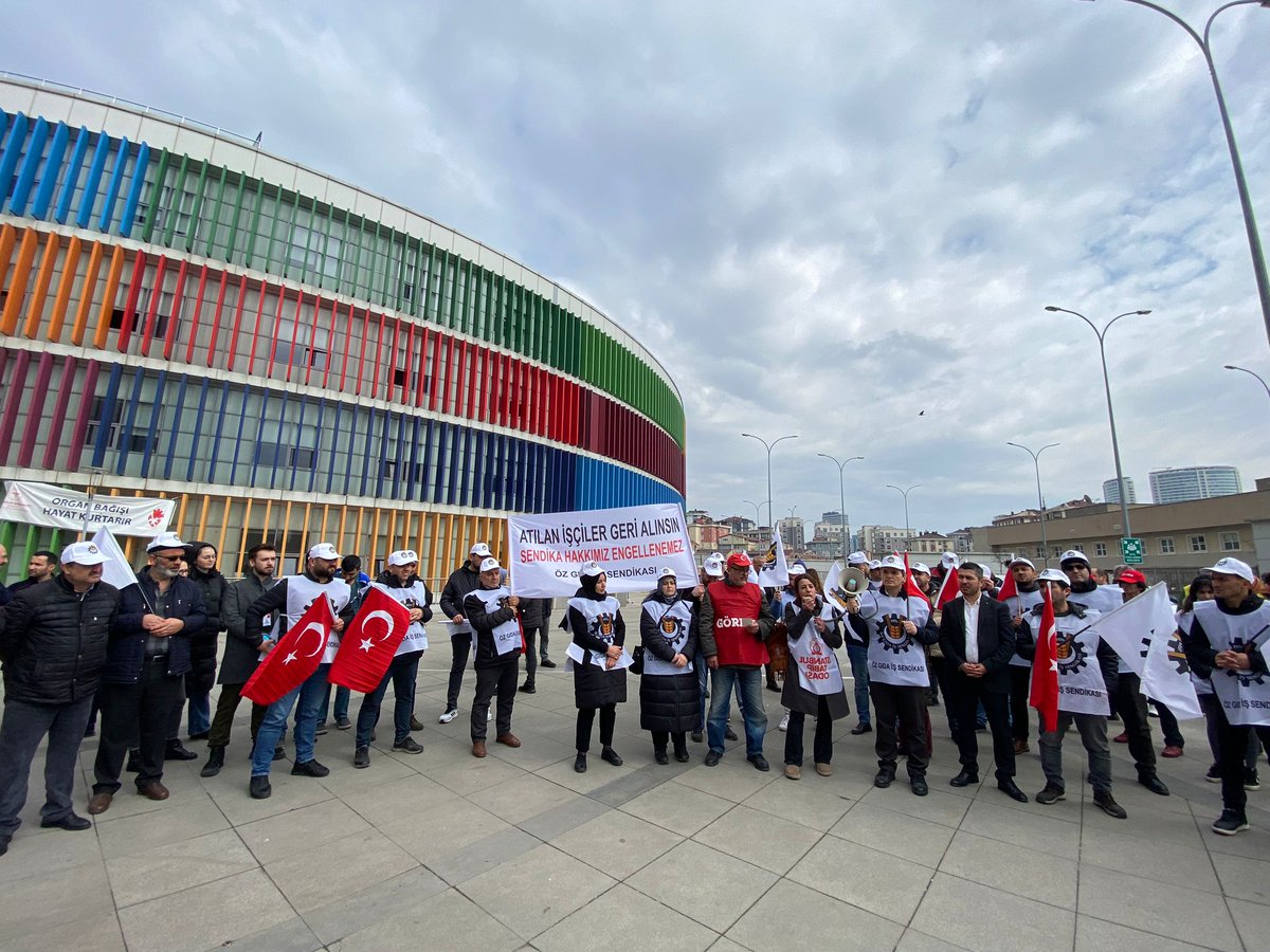 Umut_Sendikasi's tweet photo. Atılan işçiler geri alınsın!

Ümraniye eğitim ve araştırma Hastanesi'nde Azık Gusto şirketinde çalışan yemekhane işçileri Öz Gıda-İş sendikasına üye oldukları için işten atılmaları üzerine sendika hastane önünde basın açıklaması gerçekleştirdi.

Sendika haktır engellenemez. https://t.co/zYBQBsM1V5