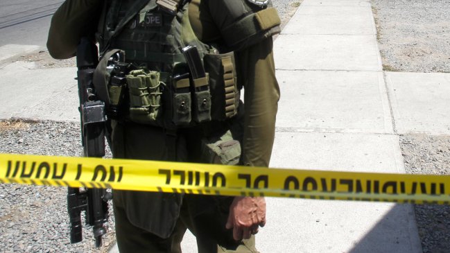 Cooperativa's tweet photo. Carabineros intervino La Victoria por balaceras: Cesfam tuvo que cerrar #CooperativaContigo https://t.co/flNRkV7b4J https://t.co/RGUEpvBnRJ