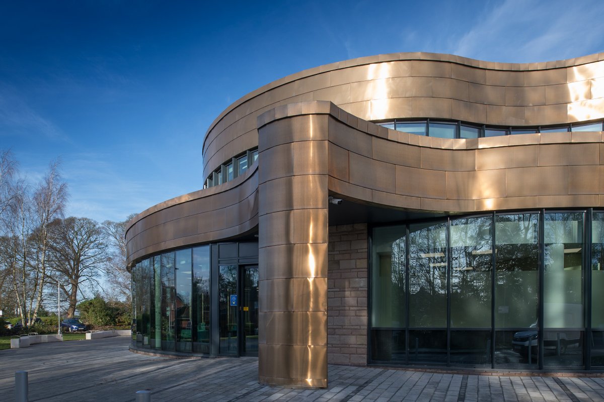 LongworthFacade's tweet image. A throwback to a project we completed last year at The Christie Hospital in Macclesfield for @VINCI Construction.  On this scheme our teams installed the @KME_TECU Brass facade, @equitoneuk rainscreen and @ikoplc membrane roofing

#christiehospital #tecu #equitone #IKO #vinci