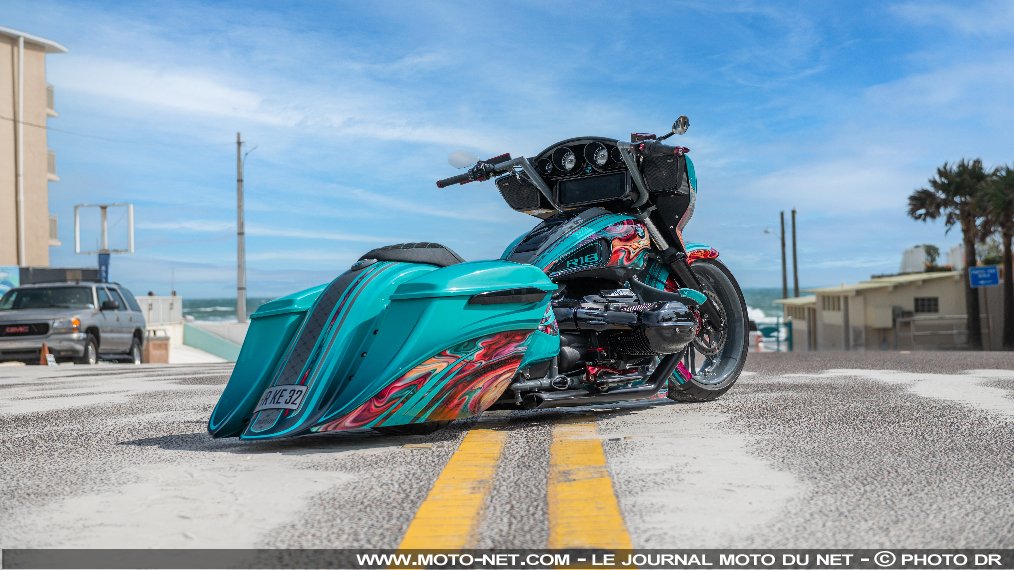 MotoNetCom's tweet photo. Le préparateur allemand #Kodlin transforme une #BMW #R18B en custom aux codes en vigueur à Daytona Beach (États-Unis). Suspension abaissable, peinture flashy, sono puissante et néons multicolores : rien ne manque ! 

Présentation > https://t.co/MPkn7SeOtg

@BMWMotorrad https://t.co/LqA6WzTAoz