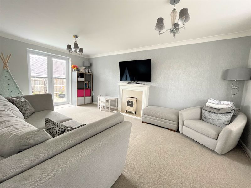 Richmonds_EA's tweet photo. A large 3 bedroom family home in an envious position overlooking the local playground and parkland.

https://t.co/W45M20xajT https://t.co/N3yvsg9den