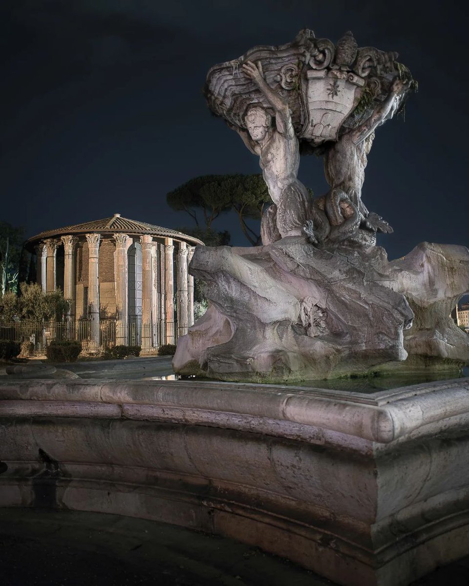 The Fountain of the Tritons in Piazza Bocca della Verità by Carlo Bizzaccheri (18th Century). In the background, the Temple of Hercules Victor. 👉 bit.ly/3YTICP0 📸 IG emanuele.colonnelli_ph #VisitRome @Sovrintendenza