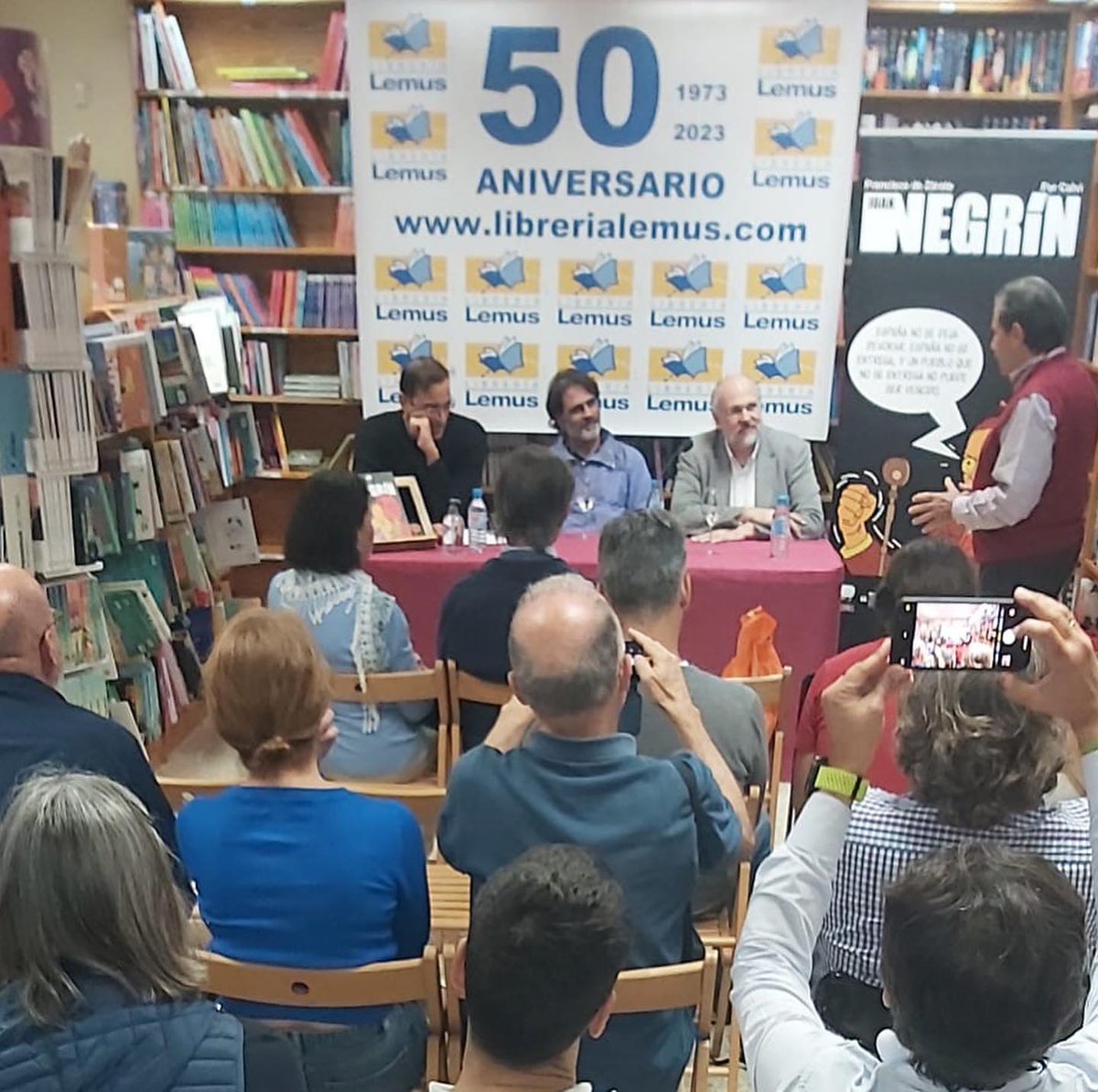 librerialemus's tweet photo. Algunas fotos del martes 14 de la presentación y firma del cómic “Juan Negrin” en nuestra librería de Avenida Trinidad, 59
¡Muchas gracias a todos los asistentes! 🖤 https://t.co/bRpY2f6gK9
