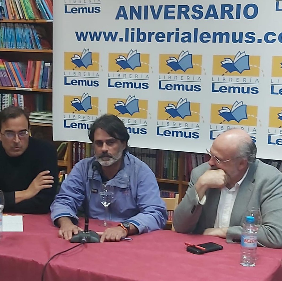 librerialemus's tweet photo. Algunas fotos del martes 14 de la presentación y firma del cómic “Juan Negrin” en nuestra librería de Avenida Trinidad, 59
¡Muchas gracias a todos los asistentes! 🖤 https://t.co/bRpY2f6gK9