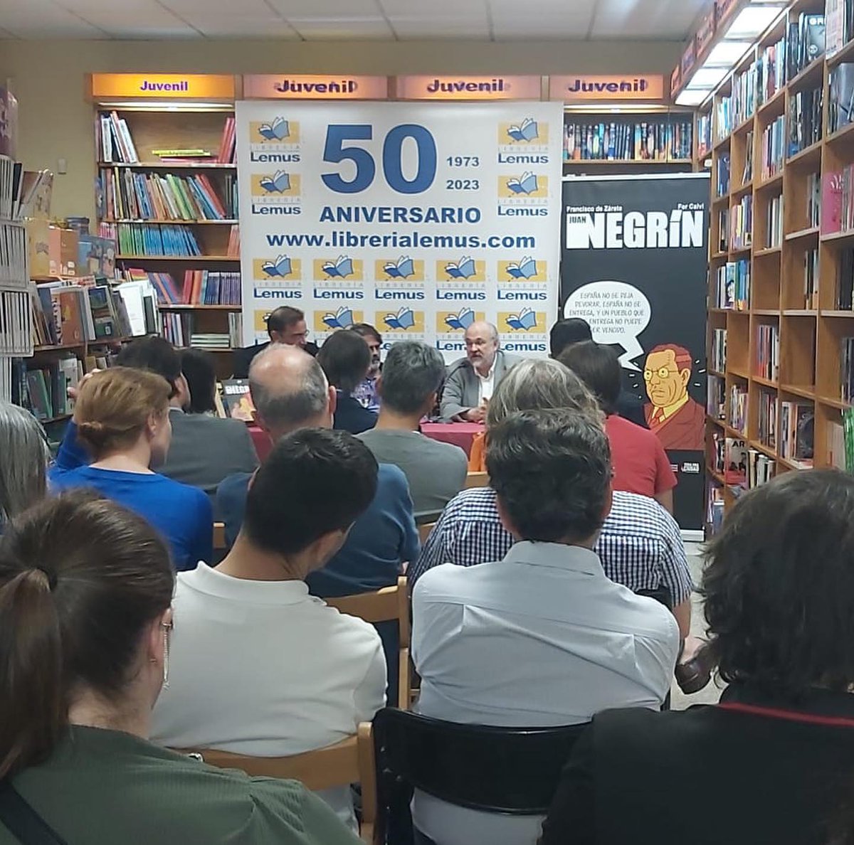 Algunas fotos del martes 14 de la presentación y firma del cómic “Juan Negrin” en nuestra librería de Avenida Trinidad, 59
¡Muchas gracias a todos los asistentes! 🖤