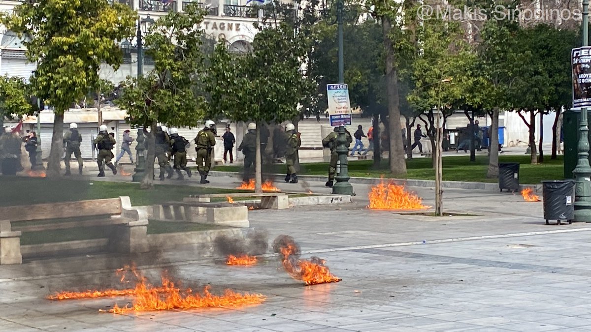 Βροχή μολότοφ και χημικά στο Σύνταγμα