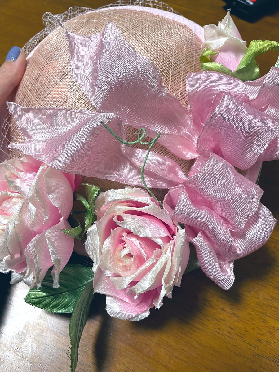 AClosetofAlice's tweet photo. たまに「ここを変更してほしい！」みたいな問い合わせを頂きます
結構申し訳なさそうに頼まれますが、全然大丈夫なのでとりあえず聞いて下さい

そしてこちらは「全部ピンク🎀」の夢のオーダーです♪
リボンもピンクに染めてます
薔薇もピンクに作りました

これぞワガママピンクオーダー✨ https://t.co/IibNquu0xx