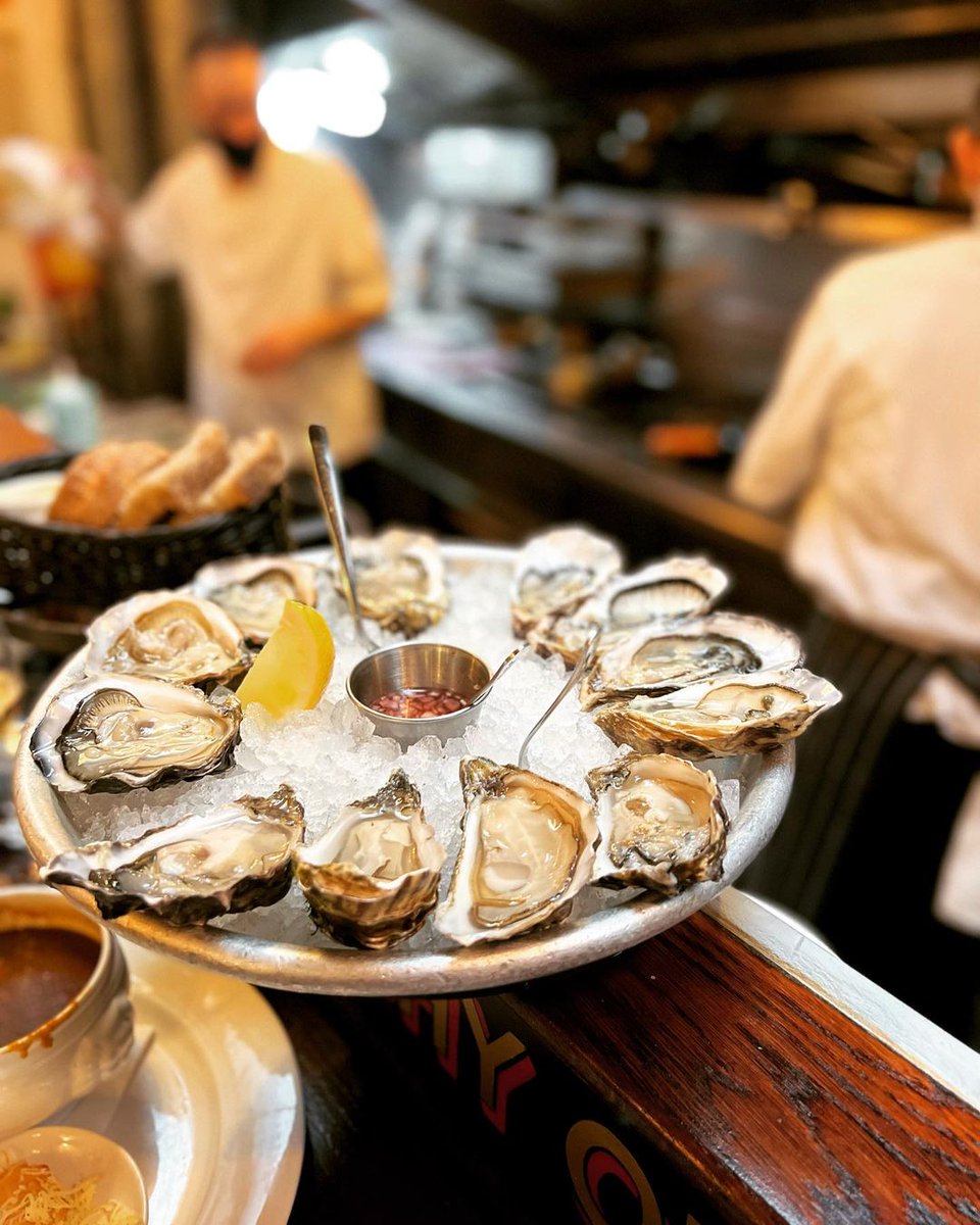 WrightBrosLTD's tweet photo. How many Oysters do you indulge in during our Oyster Happy Hour?
👉 #Battersea Monday - Friday 3pm-6pm | Saturday & Sunday 9am-11.45am
👉 #Borough Monday - Thursday 3pm-6pm
👉 #SouthKensington Thursday & Friday 3-6pm
Book here > https://t.co/fMRc5kNgqg
📸 IG dawnpsperring #WB20 https://t.co/FT8RsvIMnT