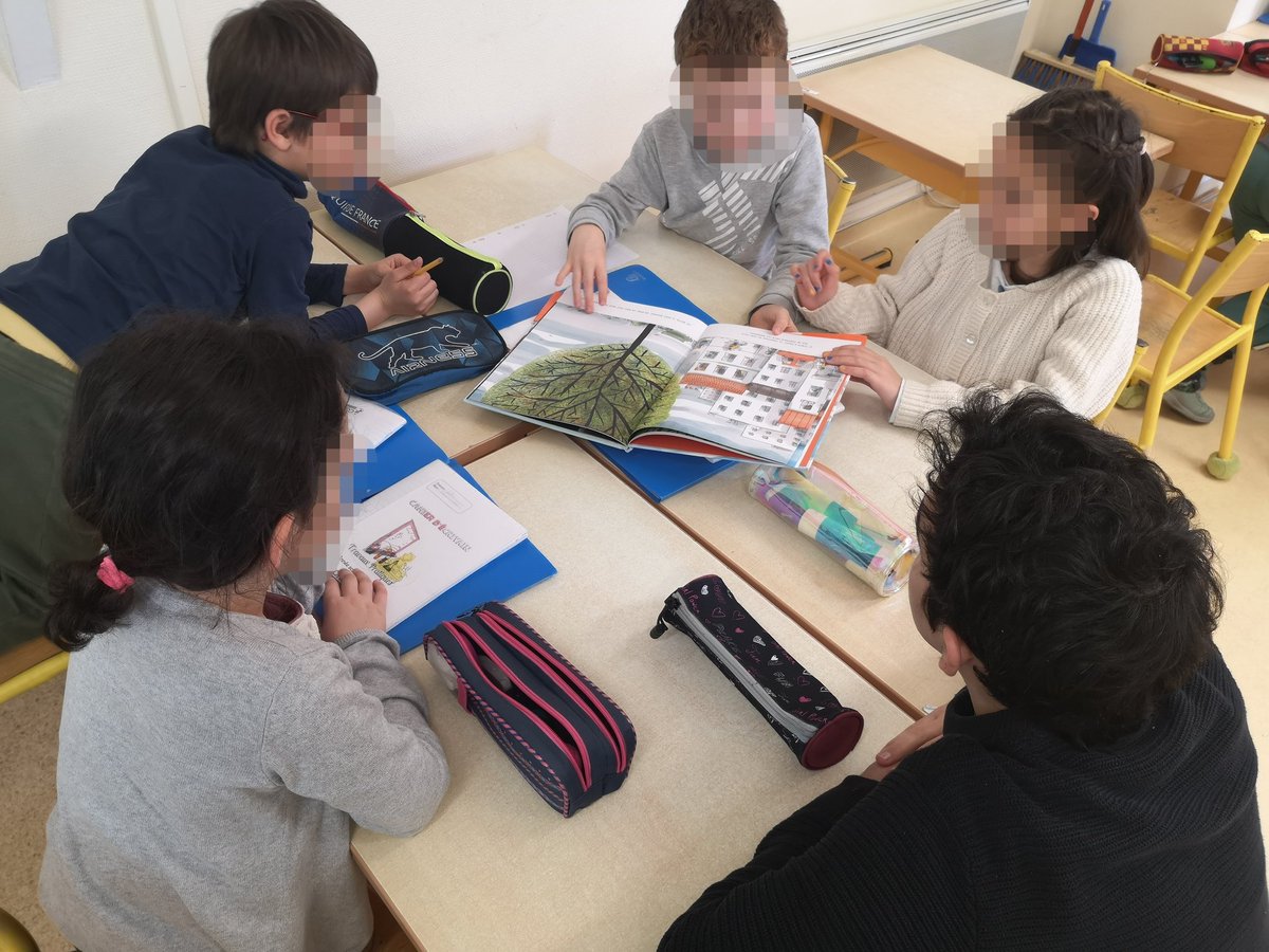 Chr_Lucas35's tweet photo. 💯% #EAC 📖 | Résidence de territoire avec les médiathèques de la @ComcomVHBC. Le metteur en scène @mikael_bernard intervient auprès de 500 élèves avec son #Jukebooks, application de partage de coups de cœur littéraires. https://t.co/l1sapmOGT0
@acrennes @DAACBretagne @DSDEN_35 https://t.co/Z7X1XQPgUF