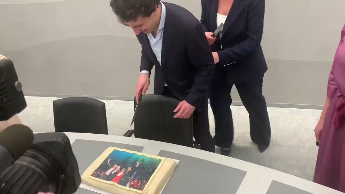 Dit is toch onwerkelijk? Volstrekt debiel.

Twee partijen samenvoegen omdat je anders geen reden van bestaan meer hebt. En dan als resultaat van de samenvoeging kom je niet verder dan +1. En dan presenteer je je als grote winnaar?

Welk gekkenhuis is dit?
#PVDA #Groenlinks video