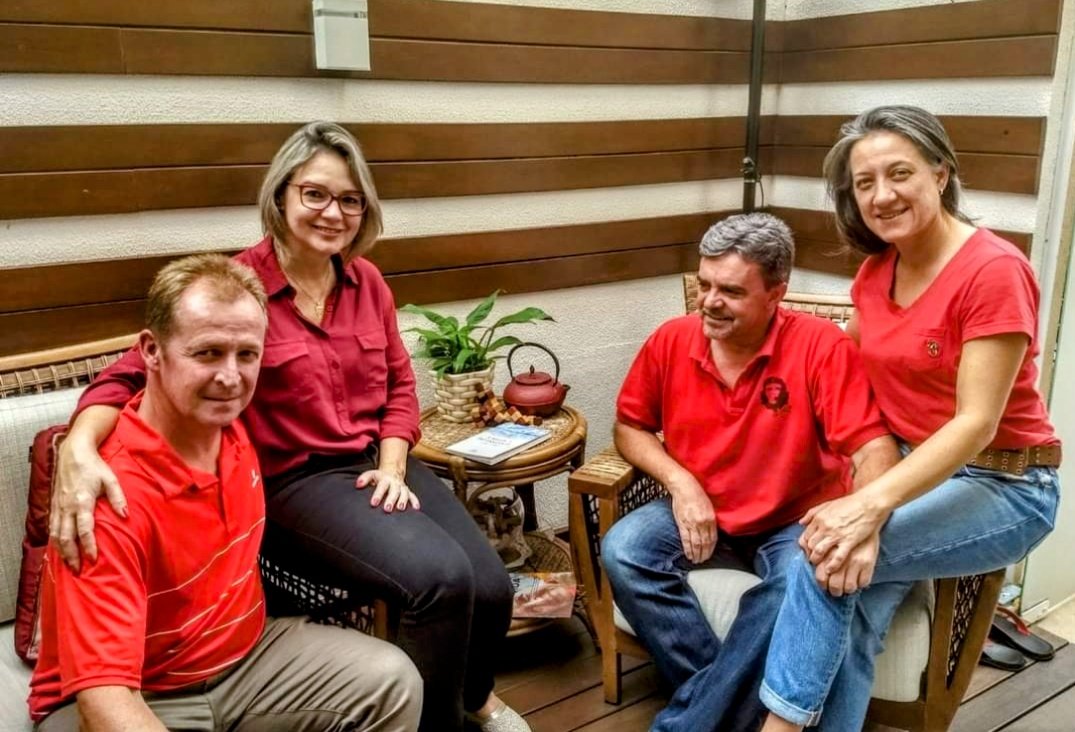 finc0's tweet photo. Um #tbt pra saudar o amigo @EltonWelter, petista raíz, com quem tive o prazer de trabalhar por 12 anos na @assembleia_PR, e agora assume o mandato na @camaradeputados. Permaneça com sua gana de lutar por justas causas! Com @NelsiWelter e @CuoreBuono nos alegramos. Bora lá! 👏💪🇧🇷 https://t.co/lMhiSXgGug