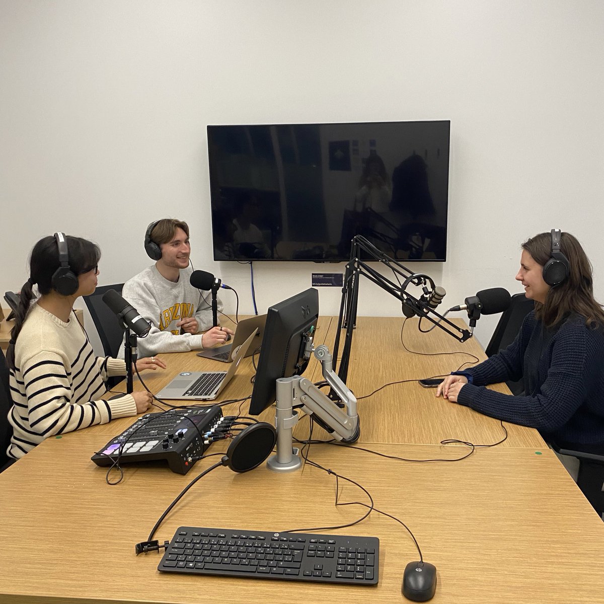 On a parlé de ma maîtrise à <a href="/Sciencepo_UdeM/">Science politique UdeM</a>, de l’Ukraine, de violence, de mes chères professeures, de victoire et d’avenir… tout ça avec une belle voix enrouée 🤒

Merci à Yasmine et Thibault! Nouvel épisode du « Curriculum » disponible sous peu sur toutes les plateformes 🎙️