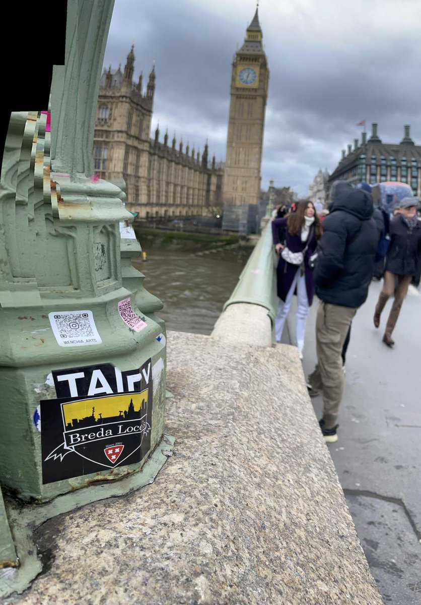 bredastickers's tweet photo. Groeten uit: Londen (II) ! #independentsince1912  #NAC #breda #nacbreda #NACpraat #breda #ultrasstickers #footballstickers #UltraStickers #noapeverywhere  #keeptheflagflyinghigh #Engelandisgeelzwart #nacisbreda #ukstreetart #london #londonstreetart https://t.co/5E6zAYTiFW