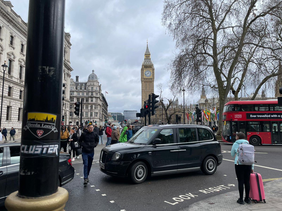 bredastickers's tweet photo. Groeten uit: Londen (II) ! #independentsince1912  #NAC #breda #nacbreda #NACpraat #breda #ultrasstickers #footballstickers #UltraStickers #noapeverywhere  #keeptheflagflyinghigh #Engelandisgeelzwart #nacisbreda #ukstreetart #london #londonstreetart https://t.co/5E6zAYTiFW