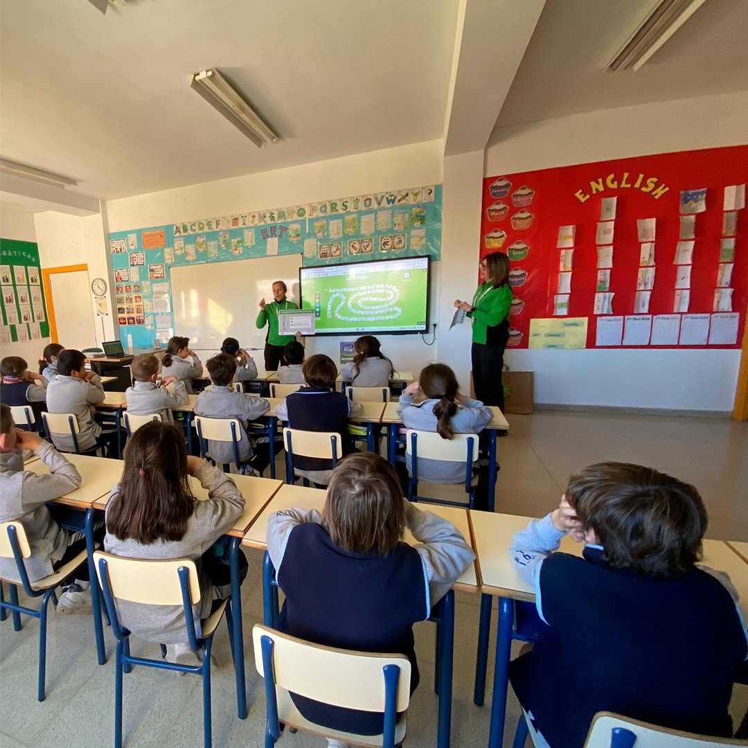 LeroyMerlinCorp's tweet photo. Vuelve Hazlo Verde 💚, nuestra iniciativa para formar en sostenibilidad a los ciudadanos del futuro. Este año trabajaremos la concienciación en el consumo responsable♻

Juntos, y empezando por los más jóvenes ✨, lograremos crear entornos donde vivir mejor 🏡 #SomosLeroyMerlin https://t.co/cMMFG1D3DD