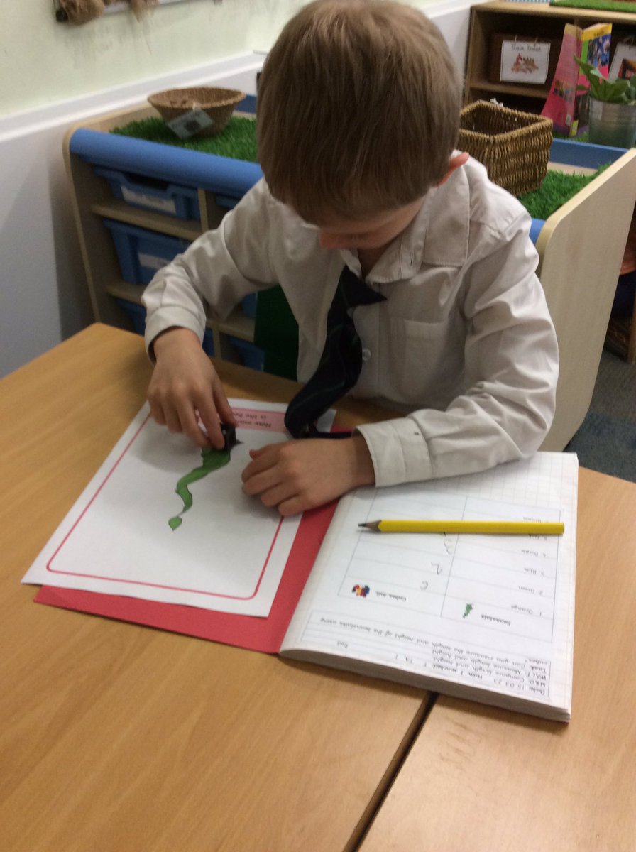 asaleavers28's tweet photo. We are really enjoying measuring the length and height of our objects from Jack and the beanstalk! #ASAMaths 🍃🌱🐲🐔 https://t.co/O96dM9ADfb