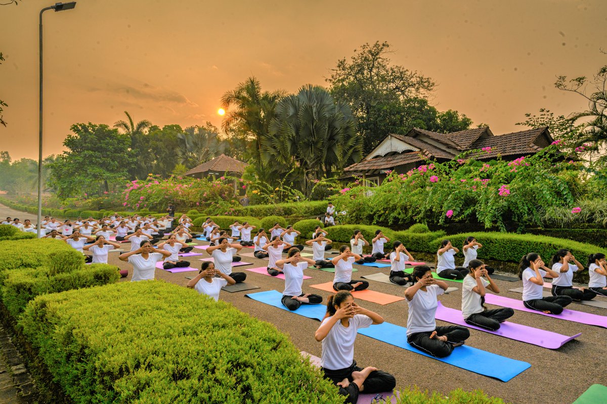mdniy's tweet photo. Bringing to you some highlights of the Yogotsav Countdown event held at Moodabidri, Karnataka on March 14th, 2023, commemorating the 9️⃣9️⃣-day countdown to the #IDY2023. The yoga session based on Common Yoga Protocol was organized by Alvas Education Foundation in collaboration https://t.co/DrTdoBqMNI