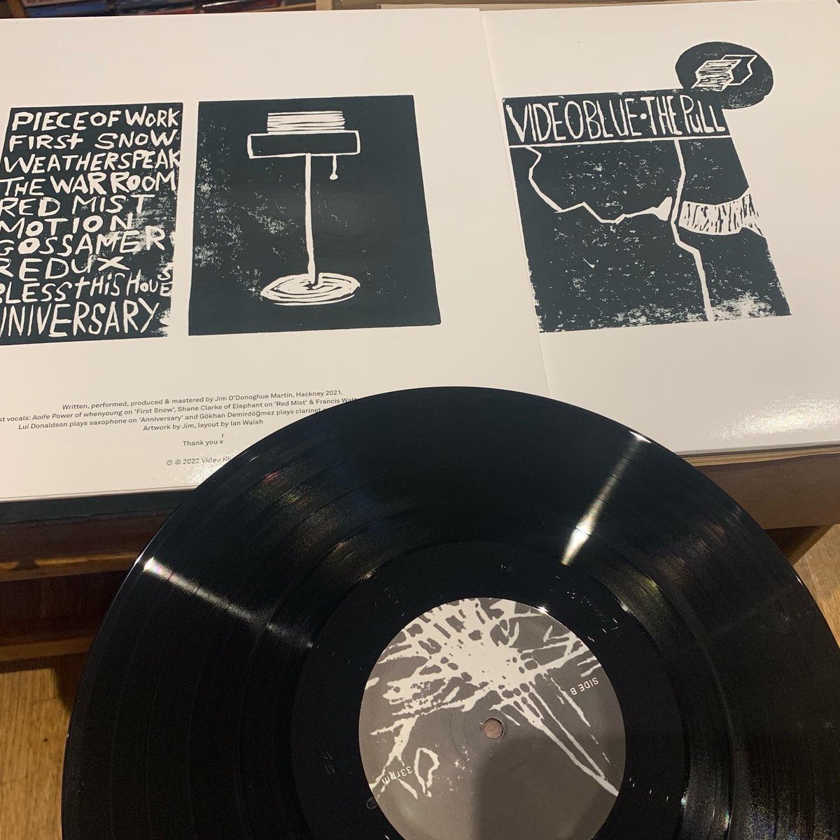 videobluemusic's tweet photo. ⚫️⚪️These guys are starting to run low: https://t.co/2B1KTvvx2N
Will have some with me @ Hackney Fleadh this Sat in @BiddleBros next Sat in BERLIN (Space Medusa) & in Dundalk on Easter Saturday (Mo Chara) @SLA_Fine
#vinyl #thepull #videoblue #vinylcollection #records #newalbum https://t.co/mtL57tZqFZ