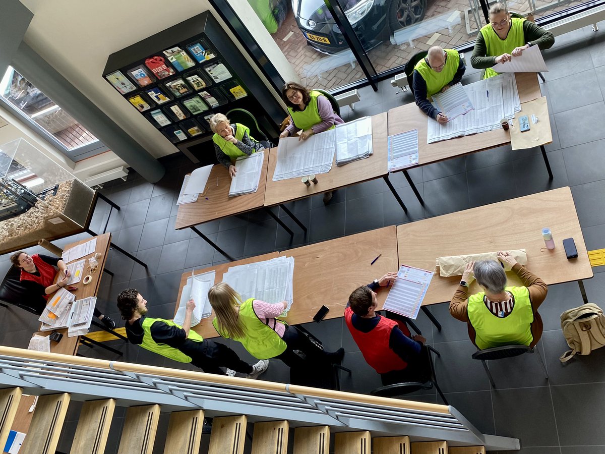 Na soms een nacht met slechts 2 uur slaap vindt vandaag in de <a href="/Sliedrechtgem/">Gemeente Sliedrecht</a> de controle van de processen-verbaal van de stembureaus plaats. En ook worden er stemmen herteld, als er soms kleine verschillen zijn geconstateerd. Ik heb daarom groot respect voor al onze medewerkers!