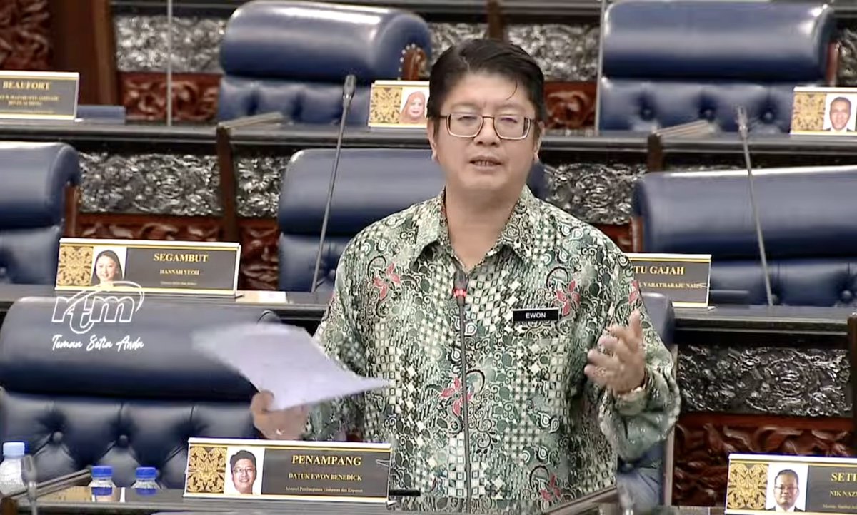 LamanEwon's tweet photo. Pagi tadi menjalankan amanah di Parlimen menjawab pertanyaan-pertanyaan lisan Ahli-Ahli Parlimen.
#TerusKerjaKeras 
#TerusCemerlang 
#KitaBoleh 
#MalaysiaMadani 
#KUSKOP https://t.co/pSZYtXL1lP