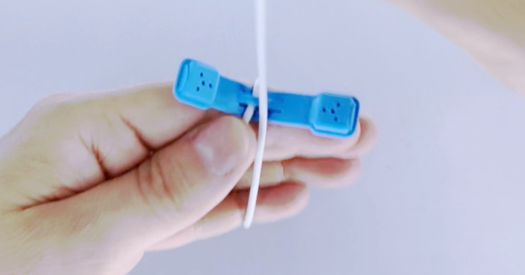 CloopBand's tweet image. I can&apos;t stop snapping my Cloop Magnetic Cable Clips shut and open. It&apos;s like a mini stress reliever 💆🏼‍♀️ #fidgettool #cloop