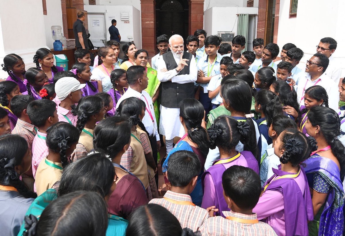nsitharaman's tweet photo. பாரத பிரதமர் மாண்புமிகு @PMOIndia @narendramodi அவர்களுக்கு மனமார்ந்த நன்றி. 
இன்று, ராமநாதபுரம் மற்றும் விருதுநகரிலிருந்து வந்திருக்கும் மாணவ மாணவியரை சந்தித்து பேசி, அவர்களை தாங்கள் ஊக்குவித்தீர்கள்.அவர்களின் மனதில் இத்தருனம் நிலைத்திருக்கும் என்பதில் எந்தவித சந்தேகமும் இல்லை. https://t.co/CQhNAdGTSf