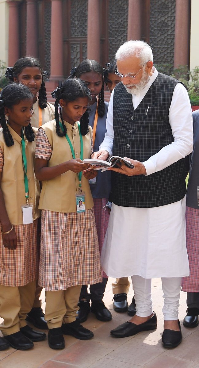 nsitharaman's tweet photo. பாரத பிரதமர் மாண்புமிகு @PMOIndia @narendramodi அவர்களுக்கு மனமார்ந்த நன்றி. 
இன்று, ராமநாதபுரம் மற்றும் விருதுநகரிலிருந்து வந்திருக்கும் மாணவ மாணவியரை சந்தித்து பேசி, அவர்களை தாங்கள் ஊக்குவித்தீர்கள்.அவர்களின் மனதில் இத்தருனம் நிலைத்திருக்கும் என்பதில் எந்தவித சந்தேகமும் இல்லை. https://t.co/CQhNAdGTSf