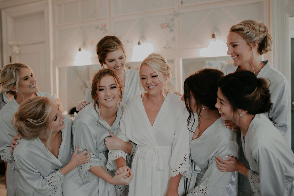 simplelegancekc's tweet photo. Some of the most fun times are getting ready with your girls💕

Photo: @cassandracastaneda 
Planner: @kindrasimpleelegancekc 
Florist: @gregorysfinefloral
Beauty: @bronzeandblushed https://t.co/uJEeIF36wQ