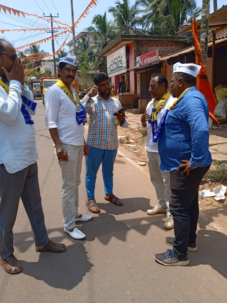 AshrafAliUB's tweet photo. ಮಂಗಳೂರು ವಿಧಾನಸಭಾ ಕ್ಷೇತ್ರ ವ್ಯಾಪ್ತಿಯಲ್ಲಿನ  ಕೆ.ಸಿ. ರೋಡ್ ಪ್ರದೇಶದಲ್ಲಿ ಇಂದು ಆಮ್ ಆದ್ಮಿ ಪಕ್ಷದ ವತಿಯಿಂದ ನಡೆದ ಪ್ರಚಾರ ಕಾರ್ಯದಲ್ಲಿ ಕ್ಷೇತ್ರದ ಅಭ್ಯರ್ಥಿ ಎಂ. ಅಶ್ರಫ್ ಅಲಿ, ಆಮ್ ಆದ್ಮಿ ಪಕ್ಷ ದ ಪ್ರಮುಖ ಕಾರ್ಯಕರ್ತರಾದ ಹನೀಫ್ ಹಮ್ಮಬ್ಬ, ದರ್ವೇಝ್ ಉಳ್ಳಾಲ, ಅಬ್ದುಲ್ ಅಝೀಝ್ ಸೈಯ್ಯದ್ ಮತ್ತು ಎಂ.ರಫೀಕ್ ಹಮೀದ್ ಉಪಸ್ಥಿತರಿದ್ದರು. https://t.co/lqx5q1xOXy