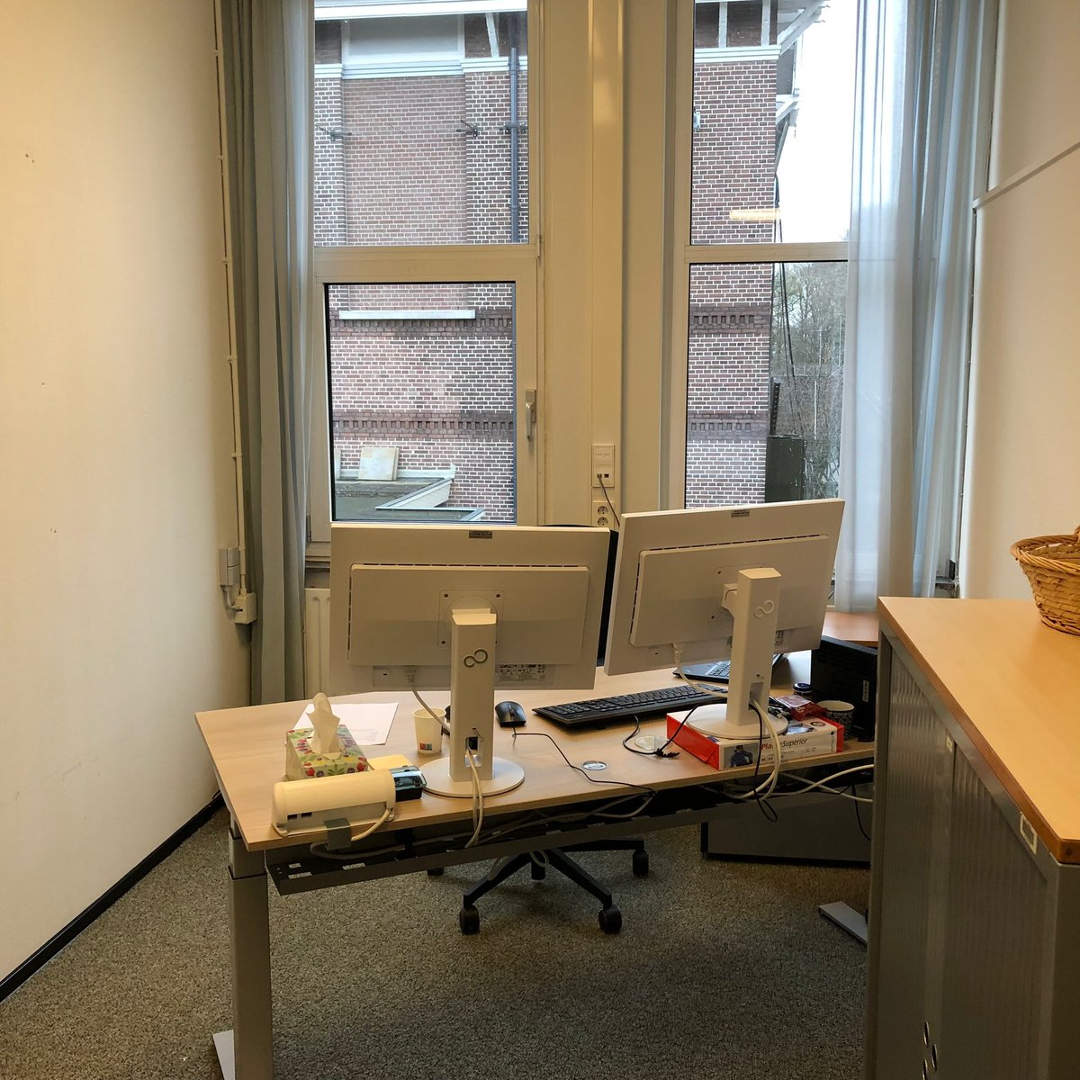 Dit is trouwens m'n werkplek! 

Heel fijn dat 't een kantoor alleen is, deel het alleen wel met iemand dus kan er niet altijd terecht. Ook hier meer mensen dan werkplekken, maar al lang blij dat ik niet meer in een kantoortuin zit!